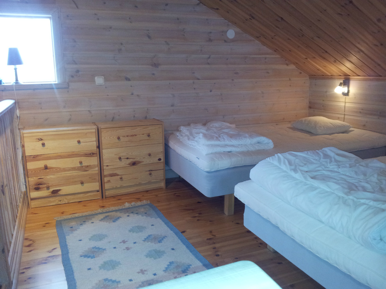 Två 120 cm sängar, samt två byråer.